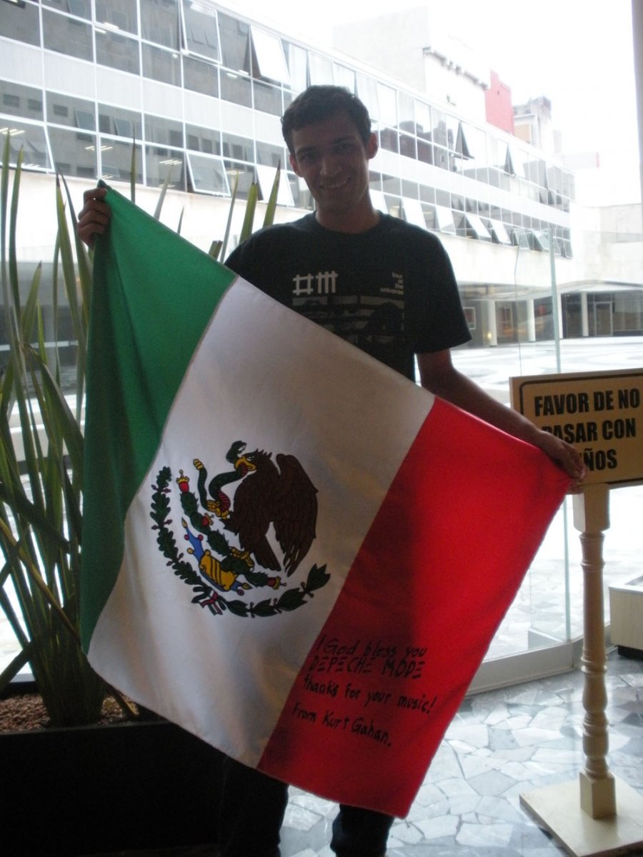 Kurt el fan que le dio la bandera a Dave