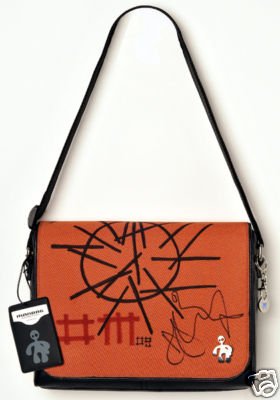 bolsa firmada por Depeche Mode para subasta de caridad